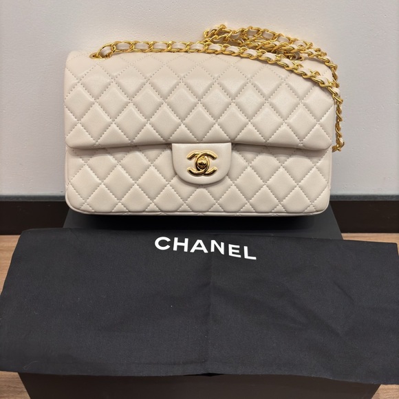 CHANEL Handbags - Chanel Ivory Quilted Shoulder Bag with Gold Chain